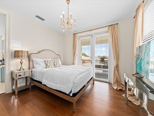 Building Photo - 3030 NE 45th St