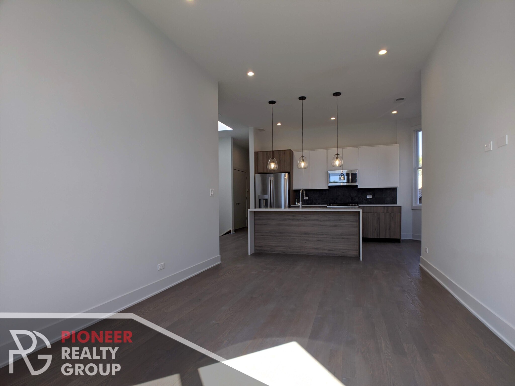 Building Photo - 2120 W Belmont Ave