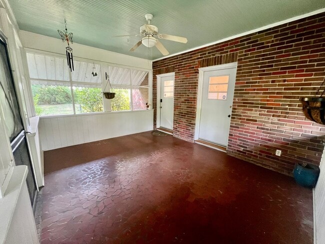 Building Photo - Charming 5 Bedroom Home Close to Everything!