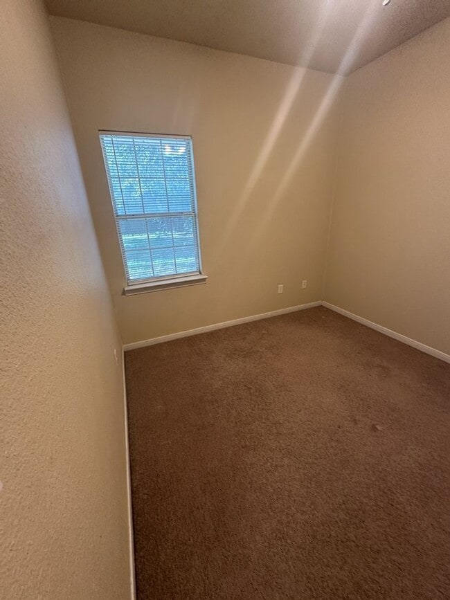 Building Photo - AVAILABLE NOW!!