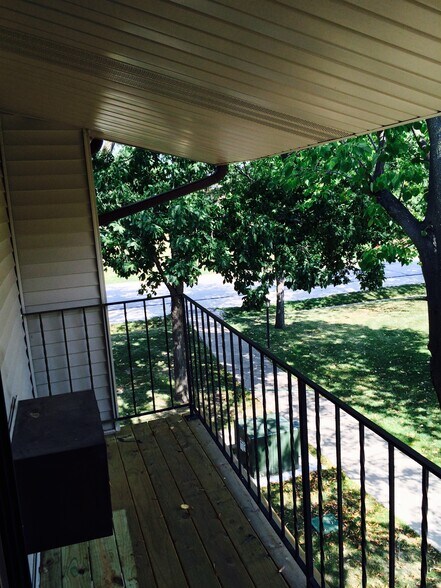 Building Photo - 1551 S Carriage Ln