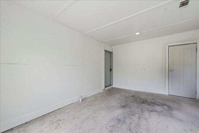 Building Photo - 526 Ochlahatchee Dr