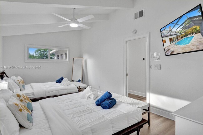 Building Photo - 2120 SW 28th Way