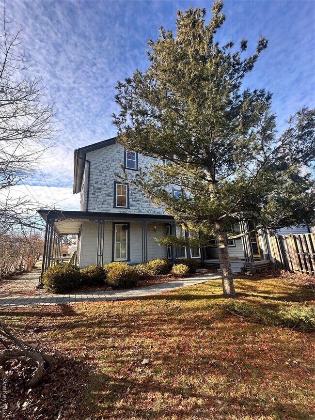 Building Photo - 744 Main St