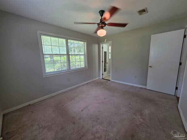 Building Photo - 402 Park Ln E