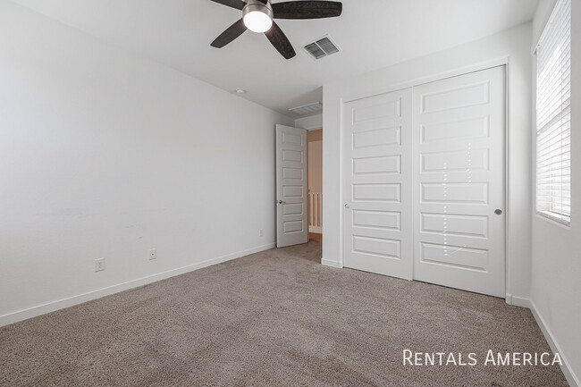 Building Photo - SPACIOUS 3BR/3.5BA IN HORIZON