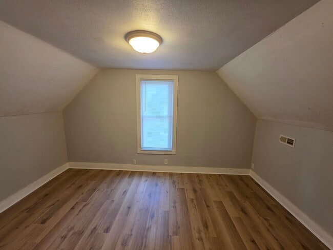 Building Photo - 3 bedroom house with fenced backyard