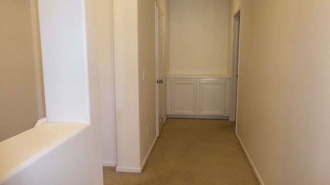 Building Photo - 2 BR 2.5 Bath