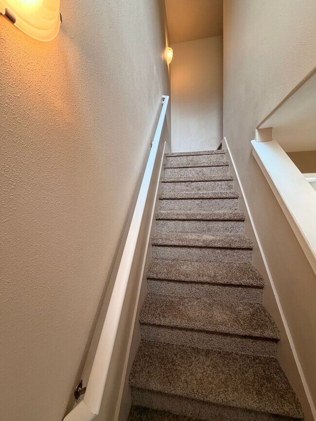 Building Photo - 3-Bedroom Duplex in Lowell