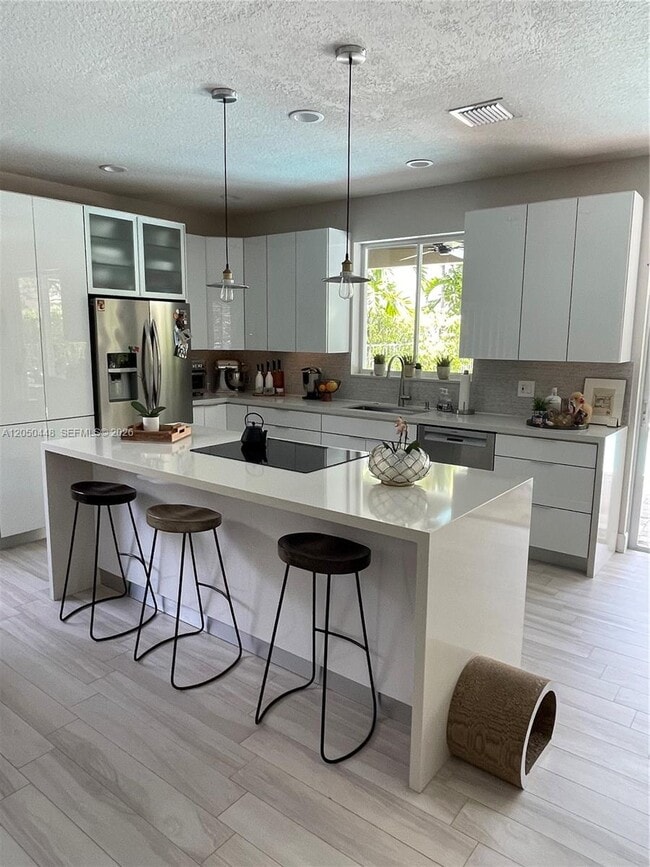 Building Photo - 485 Silver Palm Way