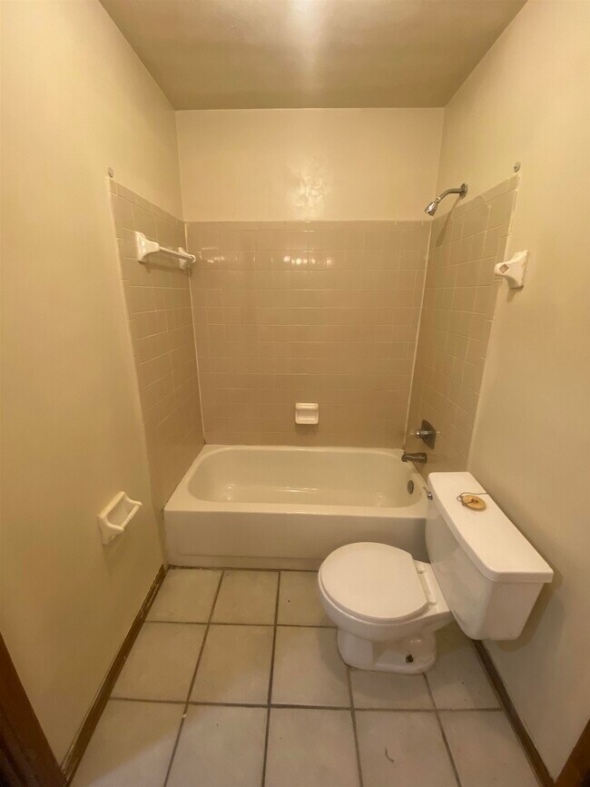 Building Photo - 1102 Greentree Ct