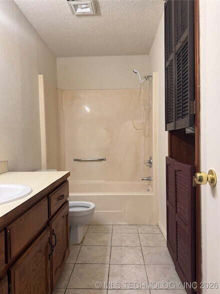 Building Photo - 5727 S Vancouver Ave