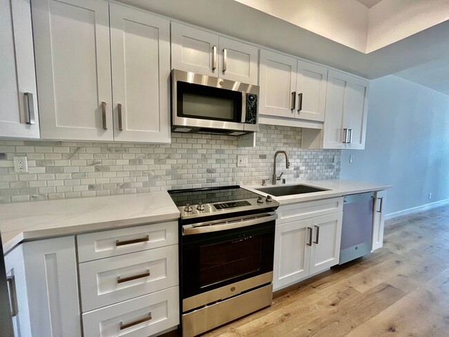 Building Photo - Recently Remodeled Spacious 1Bed/1Bath wit...