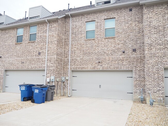 Building Photo - 3 Bed 2.5 Bath Townhouse in Farmers Branch