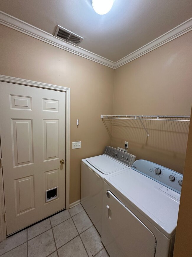 Building Photo - Beautiful 3br/2.5ba home in Harbor Town! B...