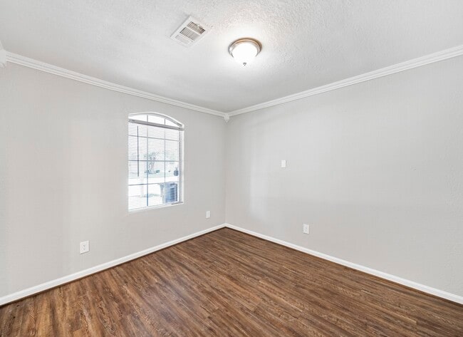 Building Photo - 1411 Pleasantville Dr