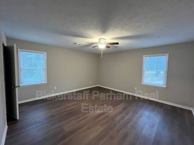 Building Photo - 403 Raintree St