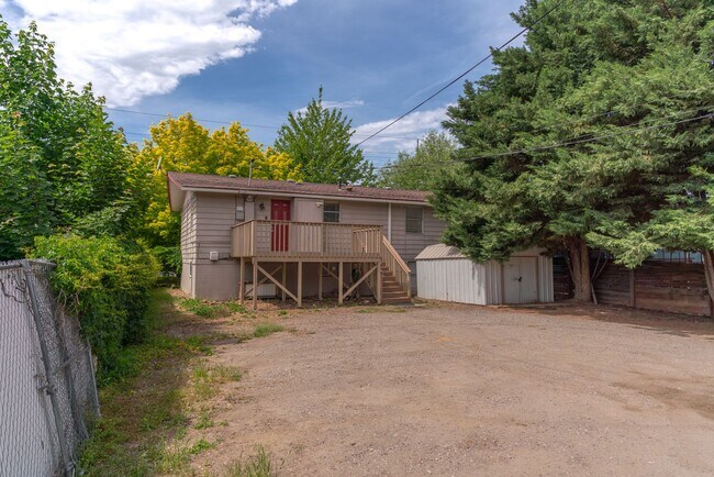 Building Photo - Spacious and versatile 6-bedroom, 2-bath split-level home