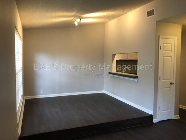 Building Photo - 1406 Northlake Dr