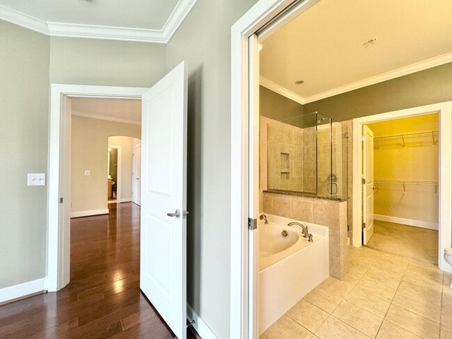 Building Photo - 2 Bedroom in Winstead Commons! Convenient to Lawndale Dr, Battleground Ave, and More!