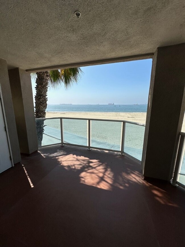 Building Photo - Beachfront Oasis - 3 bed 2 bath in Alamitos Beach