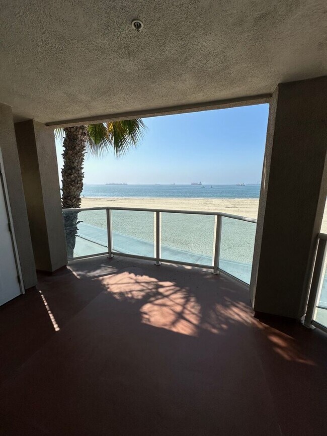 Building Photo - Beachfront Oasis - 3 bed 2 bath in Alamitos Beach with Parking