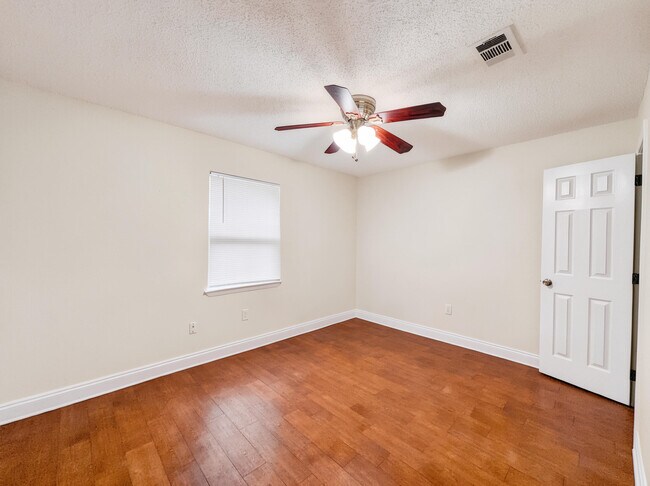 Building Photo - 806 Fairview Dr