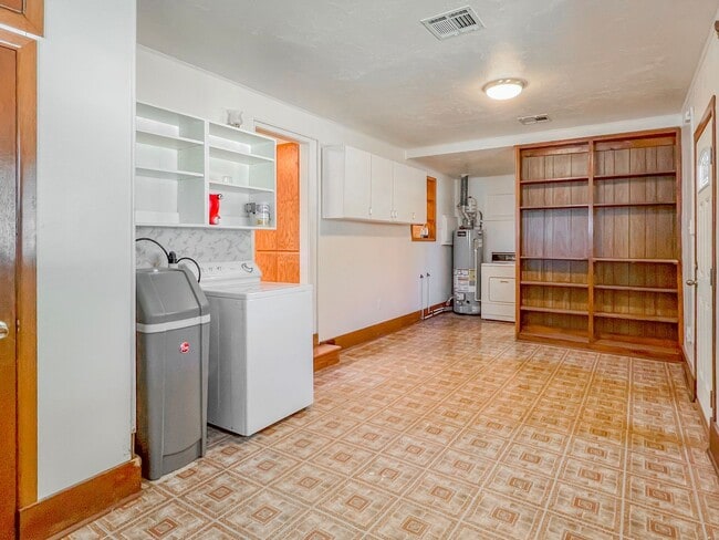Building Photo - Spacious 3 Bedroom 2 Bath Home on Corner Lot