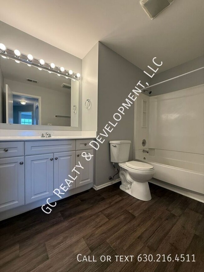 Building Photo - 671 W Streamwood Blvd