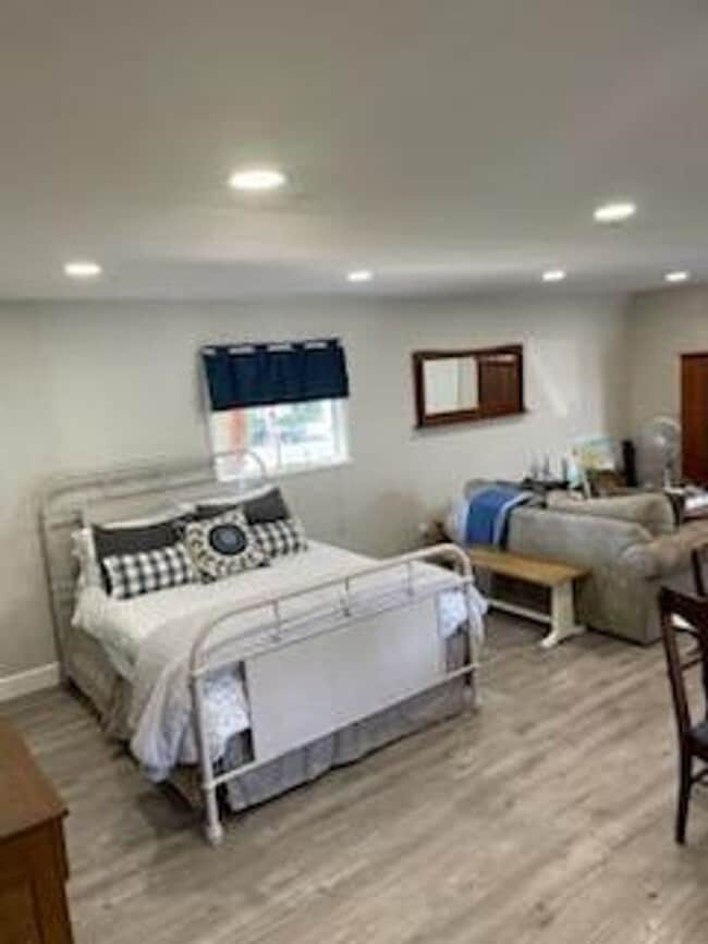 Building Photo - Beautiful Lower Level Studio apartment loc...