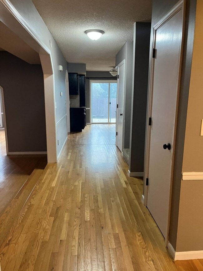 Building Photo - 3 bed 2.5 bath townhome off Bob Billings!