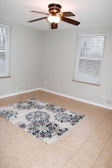 Building Photo - 809 Diamond Ct