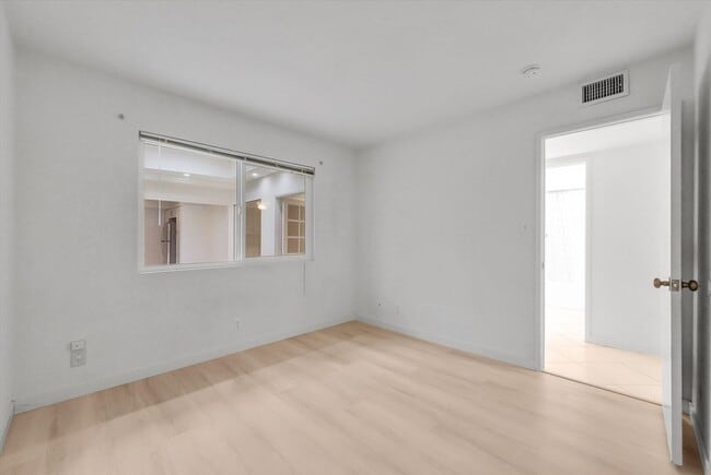 Building Photo - "Rare Single-Story Remodel: Modern 3BR End-Unit in University Park