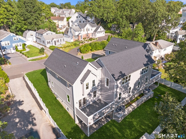 Building Photo - 10 Highland Pl