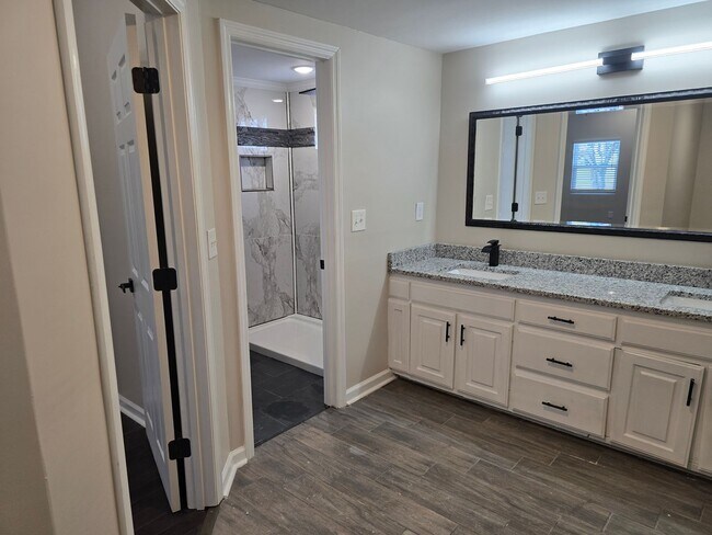 Building Photo - COMPLETELY RENOVATED 4 Bedroom/2 Bath Harv...
