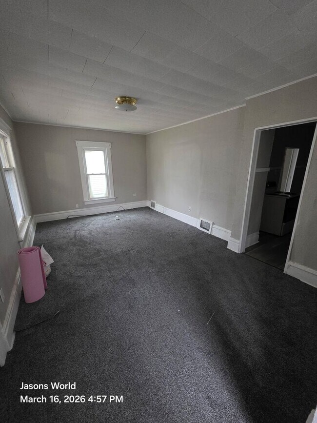 Building Photo - 2 bed 1 bath available