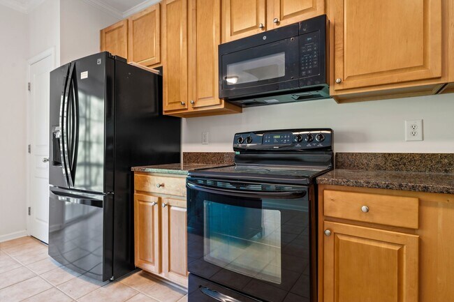 Building Photo - WOW!! - LARGE townhome  Close to everything