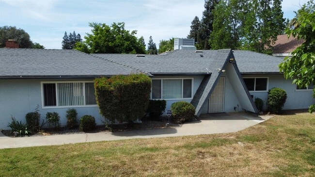 Building Photo - 7421 N Maple Ave