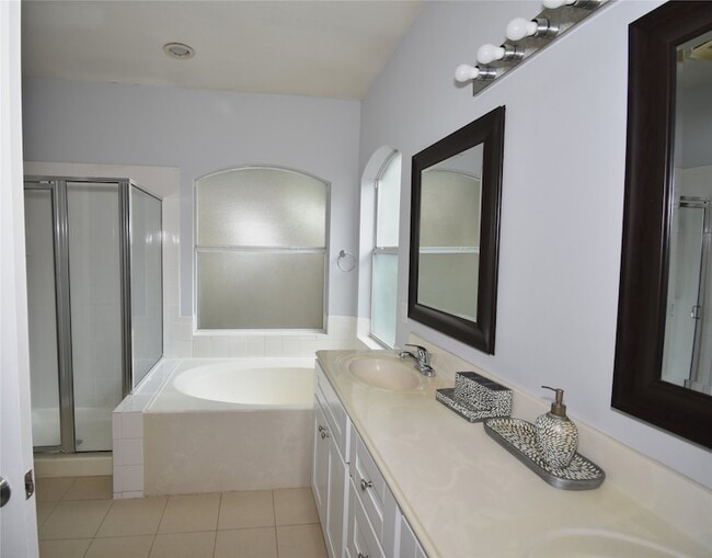 Building Photo - 20703 Whitevine Way