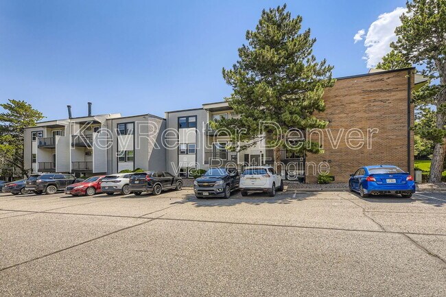 Building Photo - 1300 Golden Cir