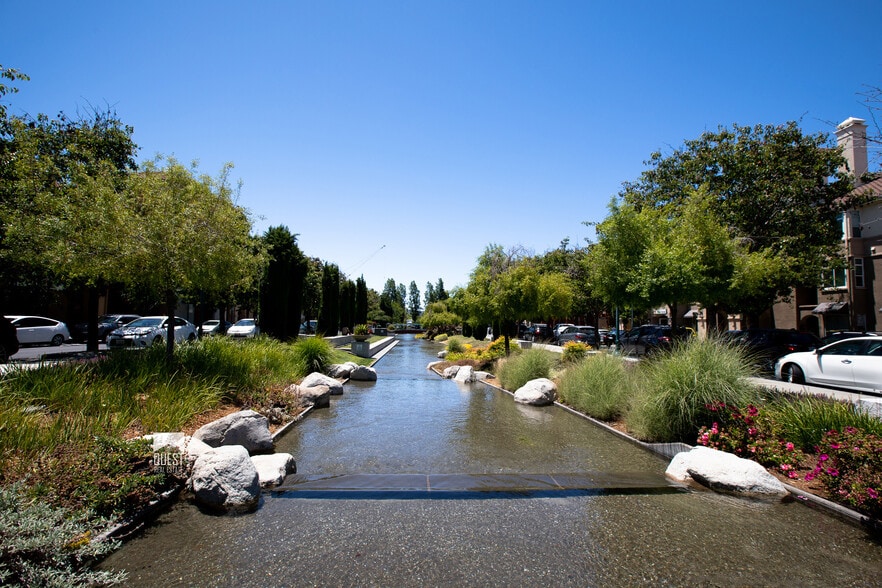 Building Photo - 2103 S Delaware St