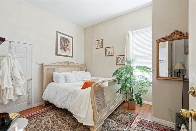 Building Photo - 1007 3rd St E