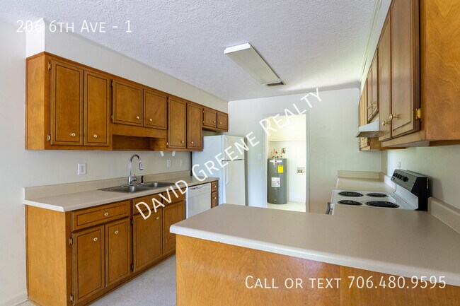 Building Photo - 206 6th Ave