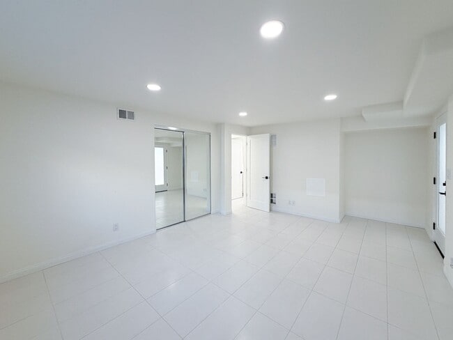 Building Photo - Lower Unit | 1 Bed 1 Bath Silverstrand | Unfurnished