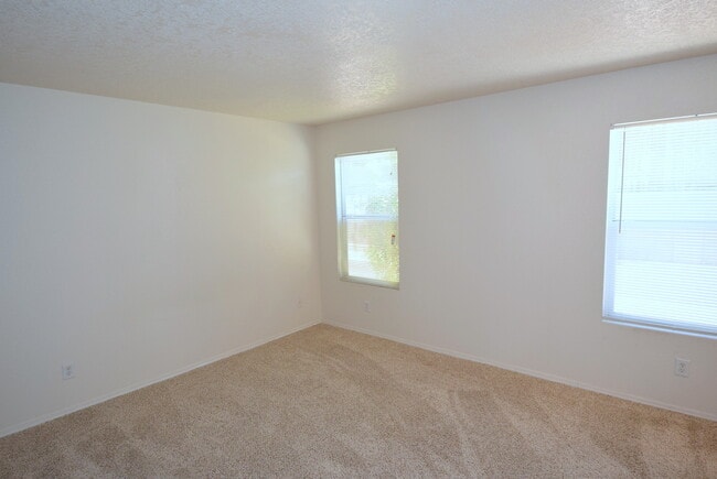 Building Photo - Great 3BR Home Near Cottonwood Mall!!