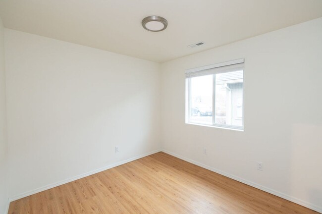 Building Photo - Newly Remodeled 2 Bedroom / 1 Bathroom Cot...