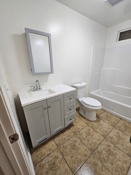 Building Photo - 915 30th St