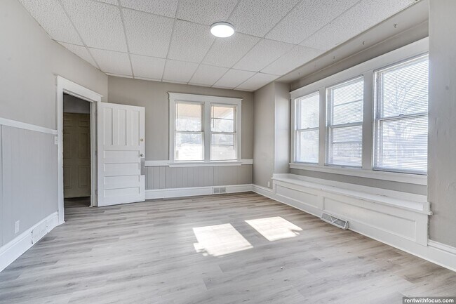 Building Photo - 803 N Broadway