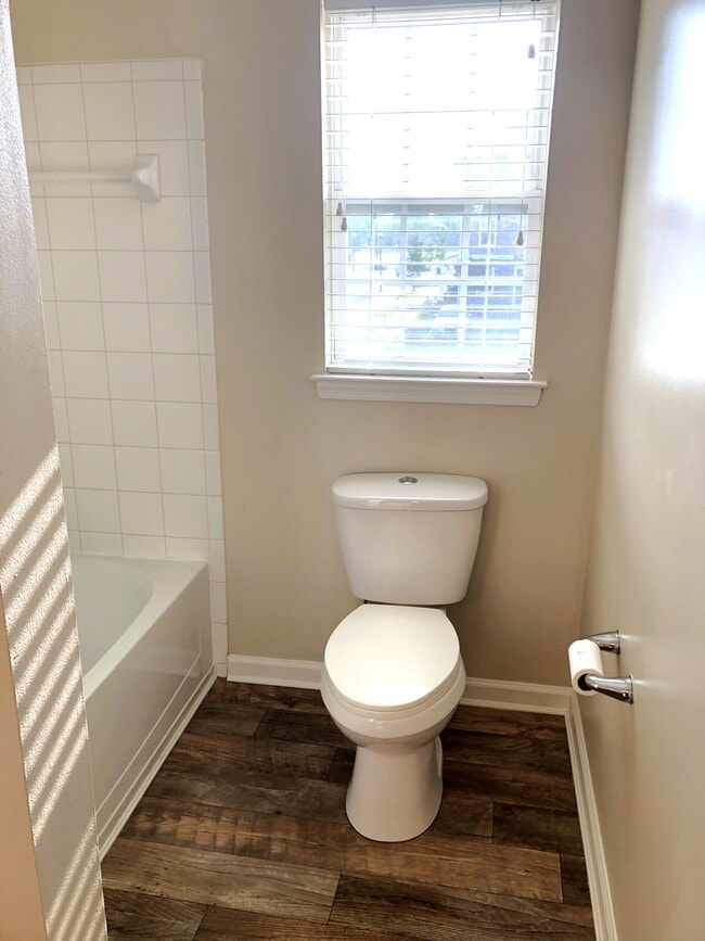 Building Photo - 1001 Meadow View Dr