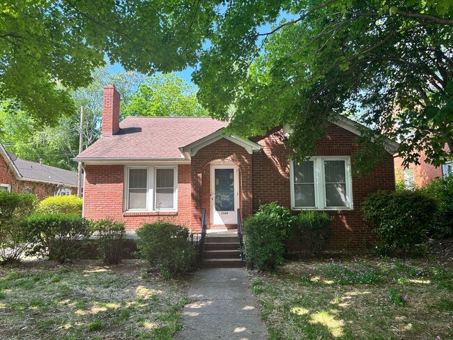 Primary Photo - Beautiful Two Bedroom Home in Wesley Heigh...